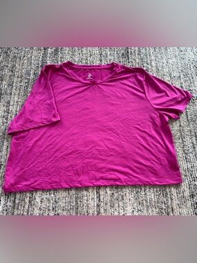 Women's Short-Sleeve cropped Tee in Bright Magenta
